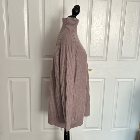 Super Soft Bulky Long Turtleneck Sweater in pale mauve / taupe / rose - Picture 2 of 9